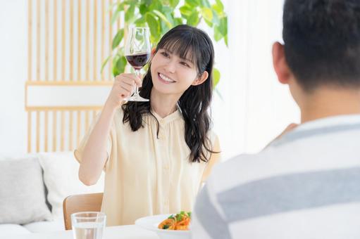 ダイニングで食事をするミドルの夫婦 食事,家族,夫婦の写真素材