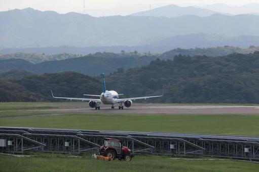 日が差し込む石見空港の風景 飛行機,航空機,旅客機の写真素材