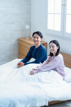 ベッドで寝る二人 快眠,休養,新婚の写真素材