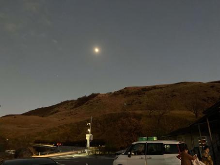 由布岳と月 由布岳と月の写真
