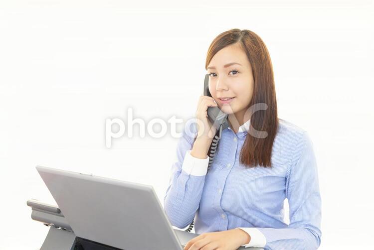 受話器を持つ笑顔のビジネスウーマン 女性,ビジネスウーマン,女の写真素材