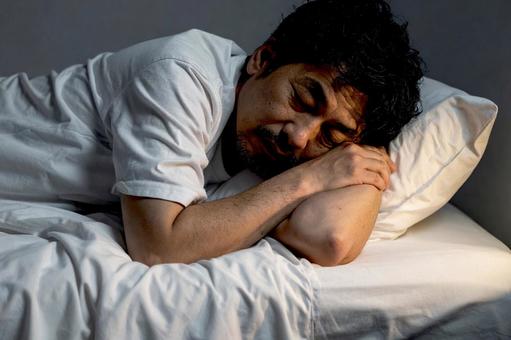 睡眠中の髭のおじさんの写真