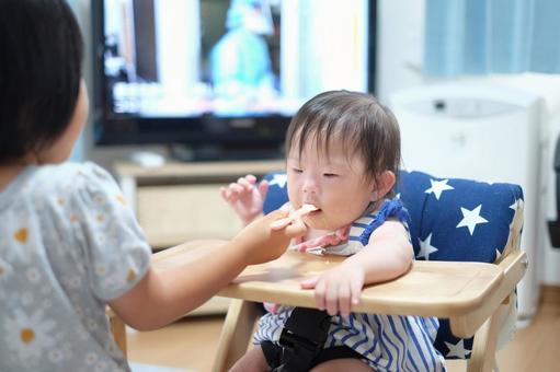 離乳食を食べる赤ちゃん 離乳食を食べる赤ちゃんの写真