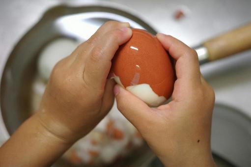 ゆで卵の殻をむく子どもの手 子ども,料理,お手伝いの写真素材