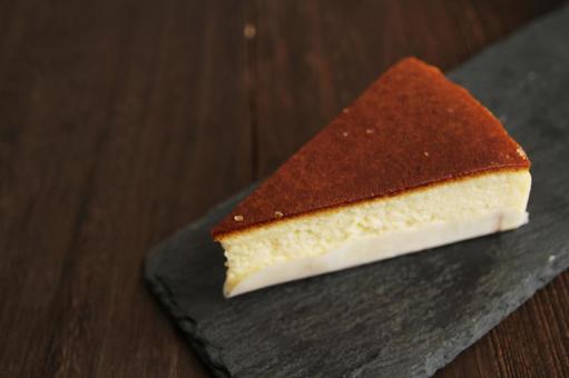 濃厚チーズケーキの一切れ 濃厚チーズケーキの一切れ チーズケーキ,ケーキ,スイーツの写真素材