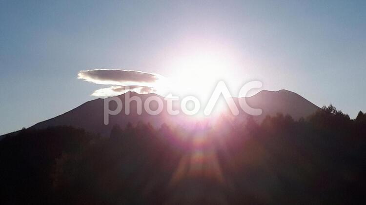 御嶽山と夕日の風景・信州から撮影 太陽,自然,風景の写真素材
