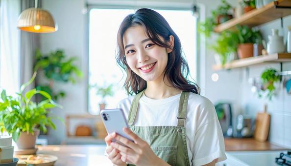 スマホでポイ活する笑顔の女性 スマホでポイ活する笑顔の女性の写真
