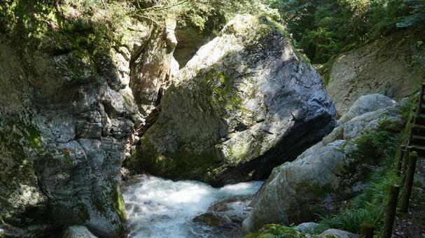 巨岩と渓谷の流れ 巨岩と渓谷の流れ 中津渓谷,渓谷,巨岩の写真素材