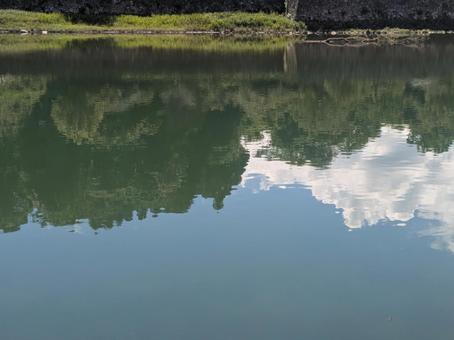 穏やかな球磨川の水鏡 穏やかな球磨川の水鏡 球磨川,水鏡,熊本の写真素材
