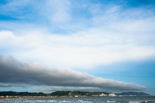 青い大空と海沿いの街並み 風景,海,青空の写真素材