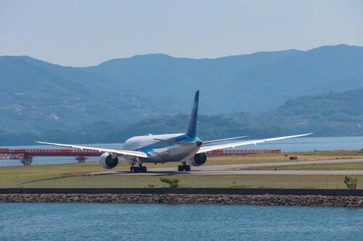 澄んだ明るい夏の日の長崎空港 澄んだ明るい夏の日の長崎空港 飛行機,航空機,旅客機の写真素材
