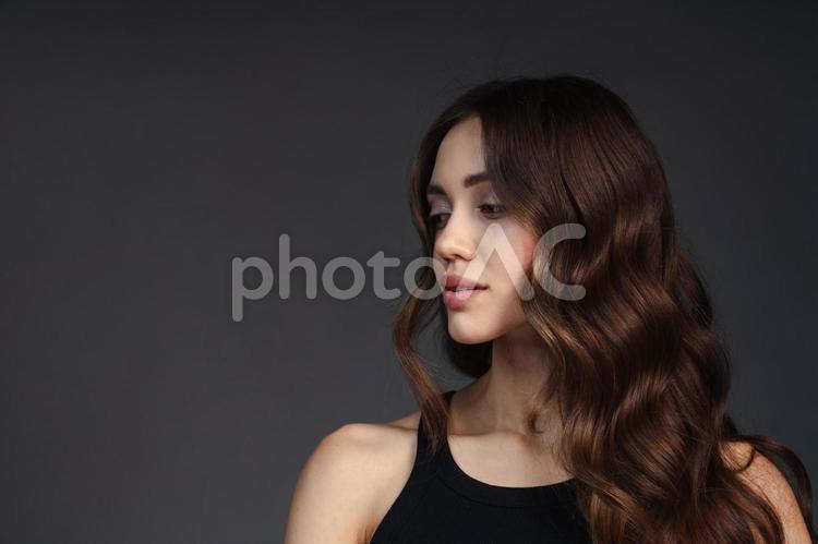 横を見る黒いタンクトップの女性 女性,横を見る,振り向くの写真素材
