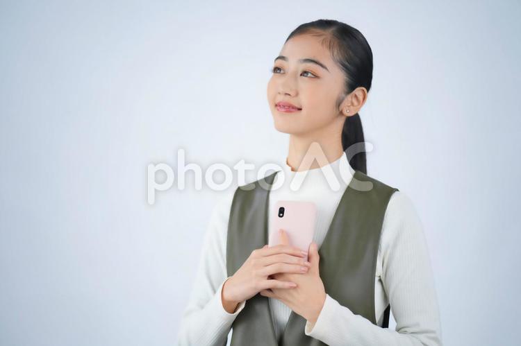 スマホを使う女性（白背景） 女性,日本人,１人の写真素材