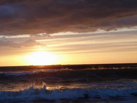 日の出を迎える晩秋の海 海,太平洋,日の出の写真素材