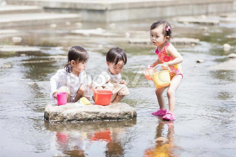 水遊びをする子供たち　 公園,男性,女性の写真素材