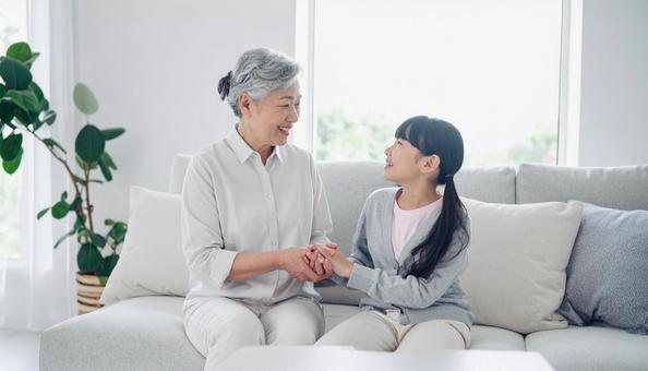 手をつなぐ祖母と孫娘・在宅介護の写真