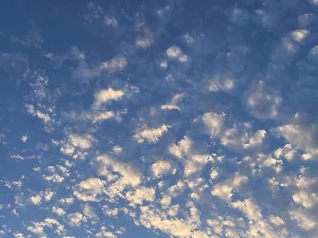 空に雲 空に雲の写真