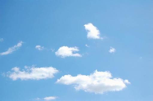 ふんわりと浮かぶ雲と青空 ふんわりと浮かぶ雲と青空の写真