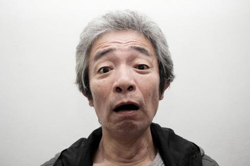 悩むシニア男性 シニア男性,シニア,老人の写真素材