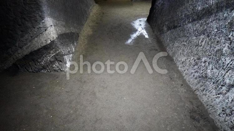 館山にある赤山地下壕跡の屋内 トンネル,赤山地下壕跡,千葉県の写真素材