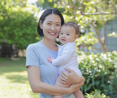 庭で微笑む親子ポートレート 庭で微笑む親子ポートレートの写真