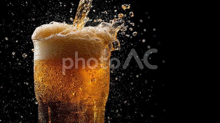 黄金のビール、泡が溢れる瞬間 ビール,グラス,泡の写真素材