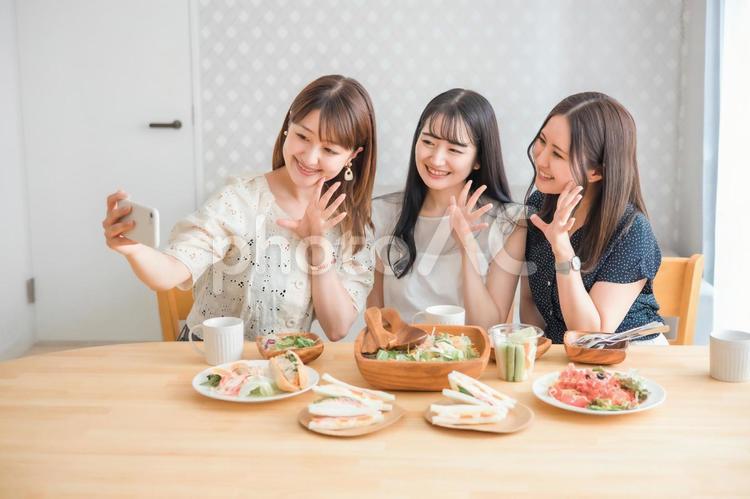 ホームパーティーをする女性たち（自撮り） 女子会,自撮り,セルフィーの写真素材