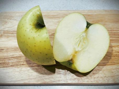 りんご（シナノゴールド）を半分に１０ りんご,シナノゴールド,半分の写真素材