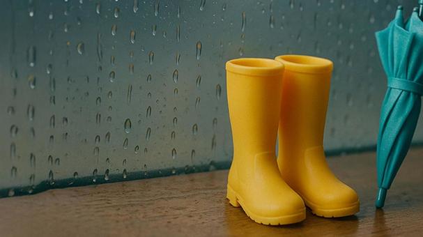 黄色長靴雨歩行接写の写真