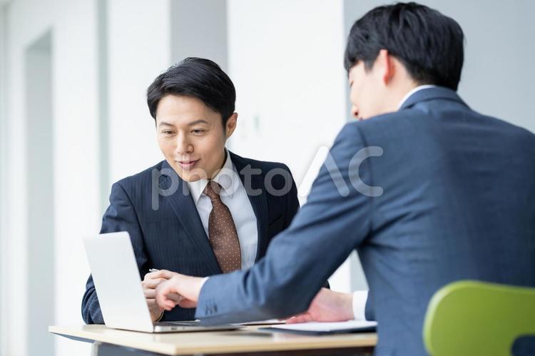 打ち合わせをするビジネスマン ビジネス,営業,ビジネスマンの写真素材