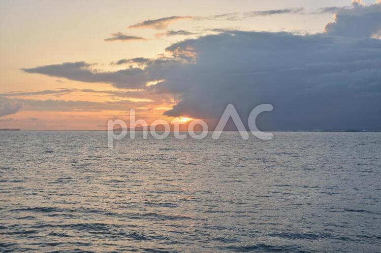 夕暮れ 日暮れ,水域,太陽の写真素材