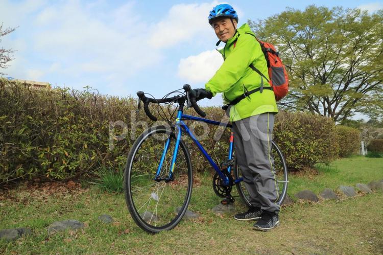 春の川辺の公園でサイクリング 自転車,サイクリング,老人の写真素材