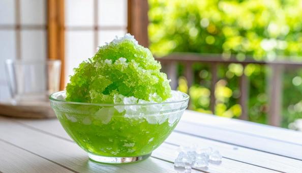 ガラスの器に盛られたかき氷の写真