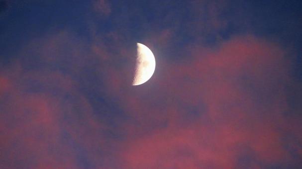 月と茜空の写真