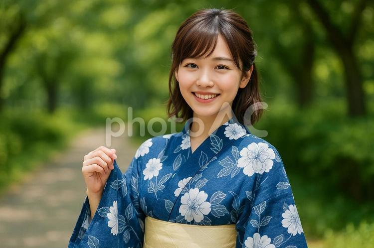 浴衣姿の女性が自然の中で微笑む 女性,笑顔,浴衣の写真素材