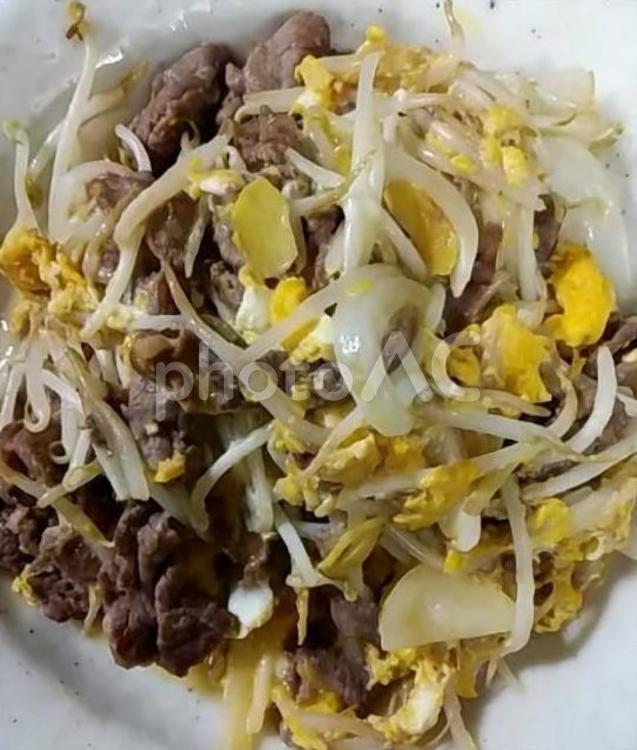 牛肉の玉葱麹と卵ともやし炒め 2 夕食,牛肉,玉葱麹の写真素材
