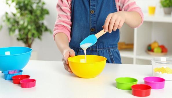 スライムを作る女の子の手もと スライムを作る女の子の手もとの写真