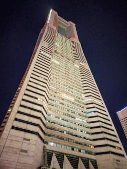 夜のランドマークタワーを見上げる 夜のランドマークタワーを見上げる 横浜ランドマークタワー,夜景,みなとみらい21の写真素材