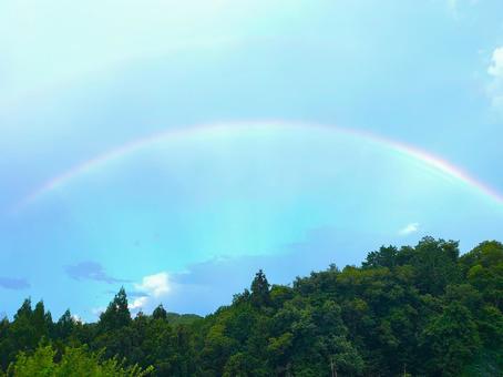雨上がりの青空にかかる大きな虹 希望 雨上がりの青空にかかる大きな虹 希望 大きい,虹,青空の写真素材