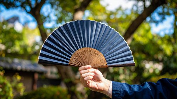 広げられた紺色の扇子 広げられた紺色の扇子の写真