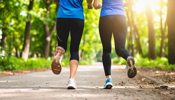 二人で走るランニング女性 二人で走るランニング女性の写真