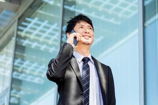 スマホで通話をする男性ビジネスマン スマホで通話をする男性ビジネスマン 男性,スマホ,スマートフォンの写真素材