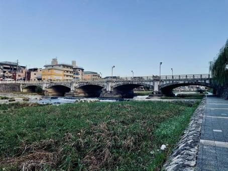 早朝の京都鴨川七条大橋 七条大橋,七条,鴨川の写真素材