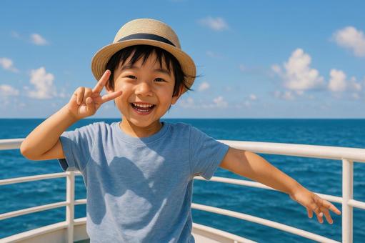 遊覧船デッキで笑顔の子ども 遊覧船デッキで笑顔の子どもの写真