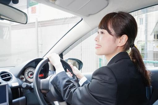 車で外回り営業をする女性 営業マン,外回り,運転の写真素材