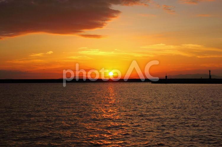 伊予の夕日４ オレンジ,伊予市,伊予灘の写真素材