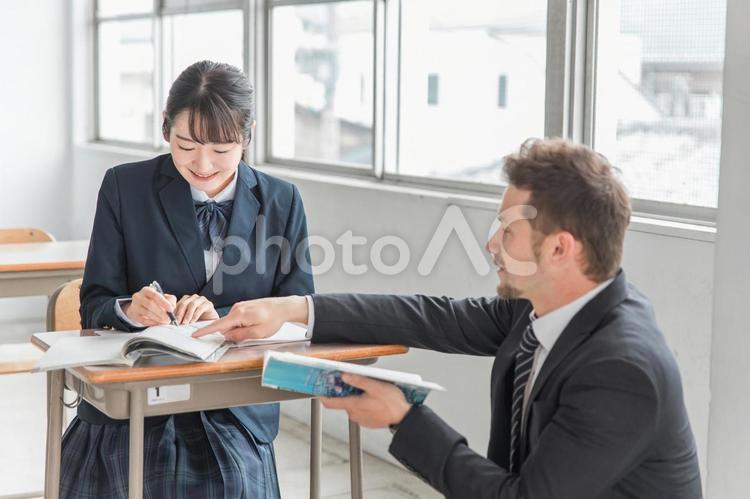 英語の授業を受ける日本人の女子高生 高校生,勉強,英語の写真素材