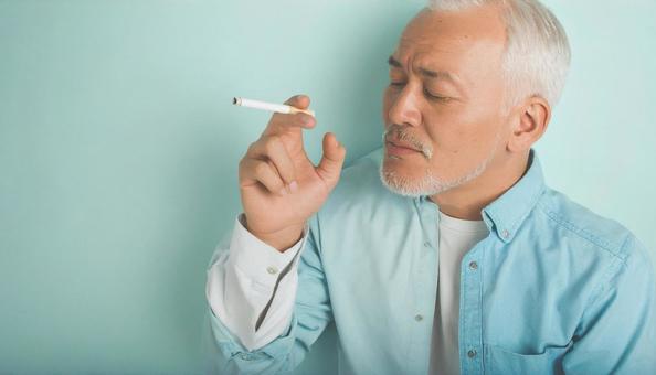 タバコを吸う日本人男性 タバコを吸う日本人男性の写真