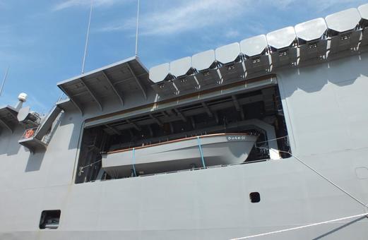 護衛艦に積まれている作業艇 護衛艦に積まれている作業艇 作業艇,小舟,ボートの写真素材