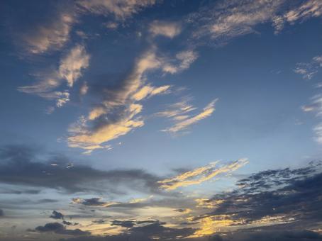 夕焼けに染まる薄明かりの空 夕焼け,空,夕方の写真素材